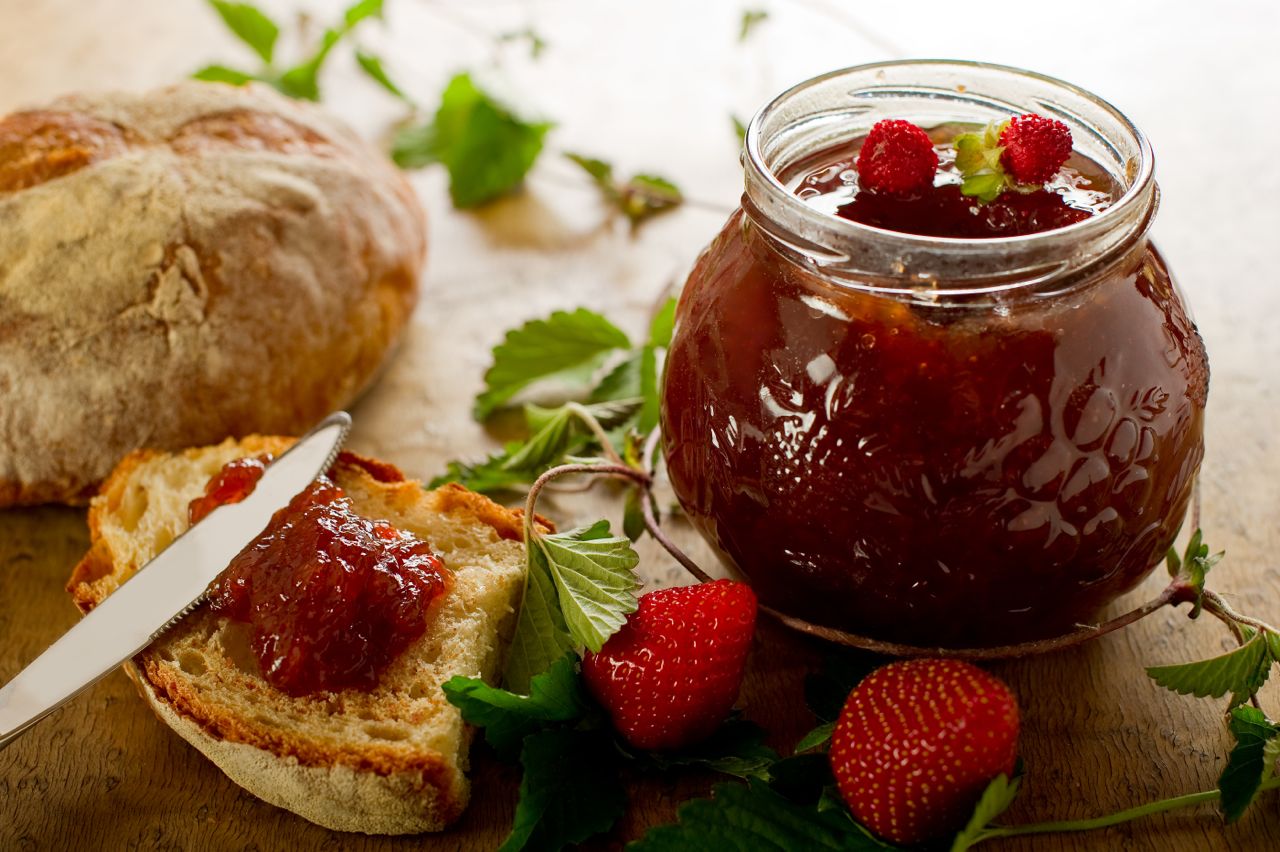 strawberry jam with slice bread - confettura fragole con fretta di pane - Gustorotondo - Italian food boutique