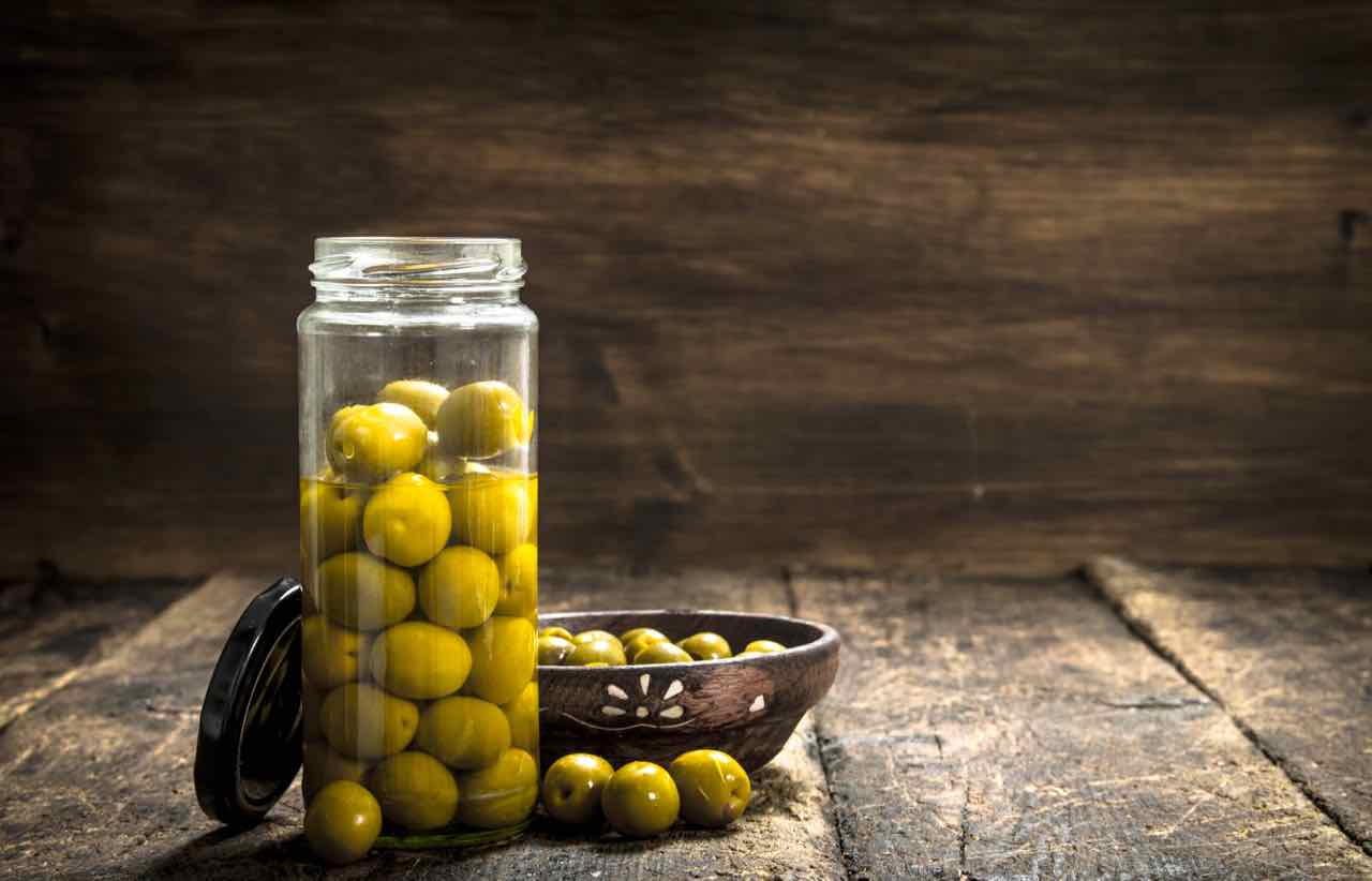 Ricetta delle olive in salamoia fatte in casa: un classico della cucina italiana