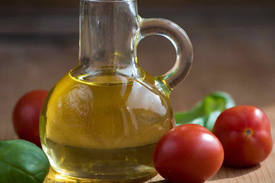 olio bottiglia pomodori - oil bottle tomatoes - Gustorotondo Italian food boutique - I migliori cibi online - Best Italian food online - spesa online