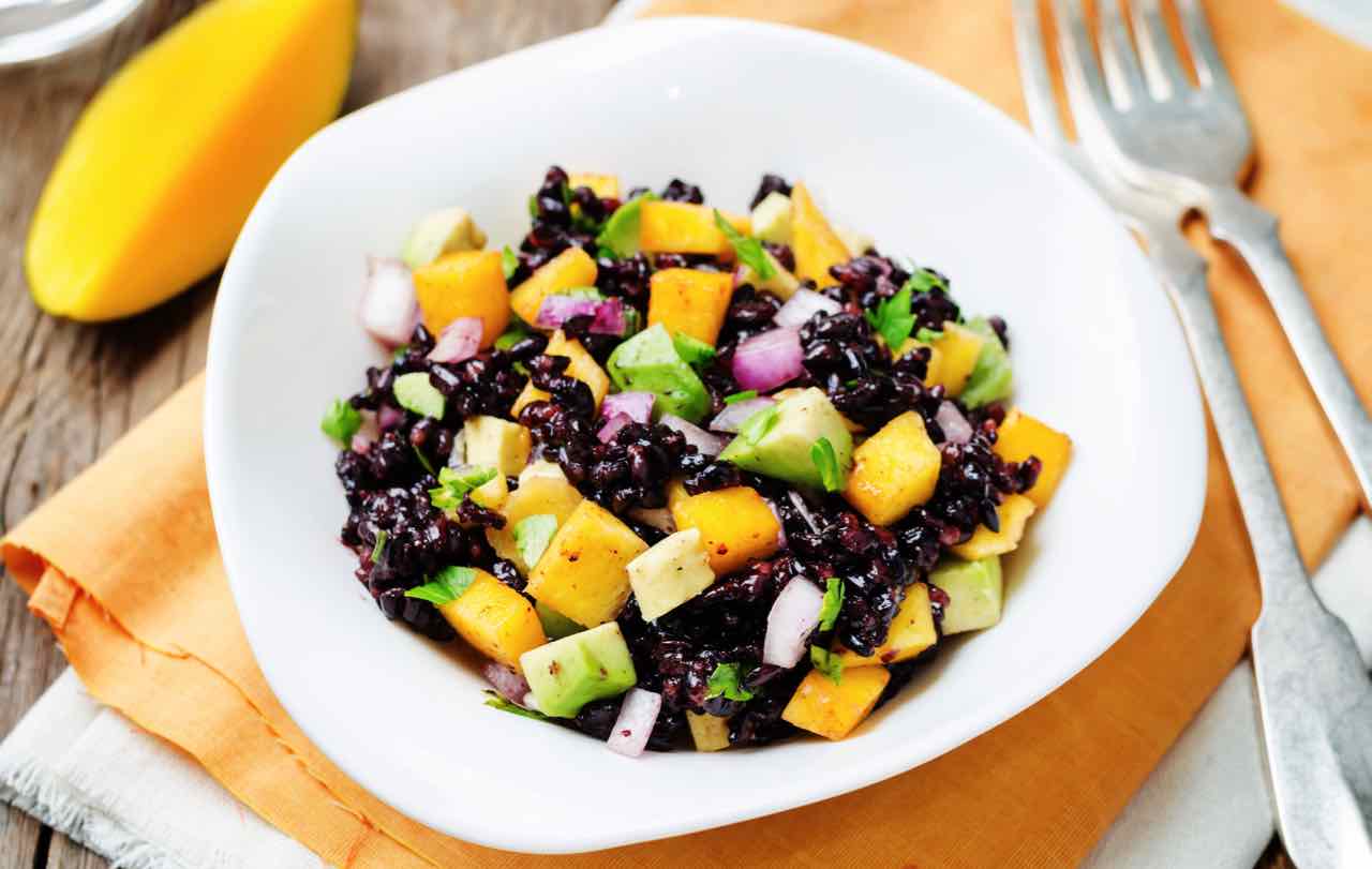 insalata di riso venere ricetta estiva - Venere black rice salad for summer- Gustorotondo Italian food boutique - I migliori cibi online - Best Italian food online - spesa online